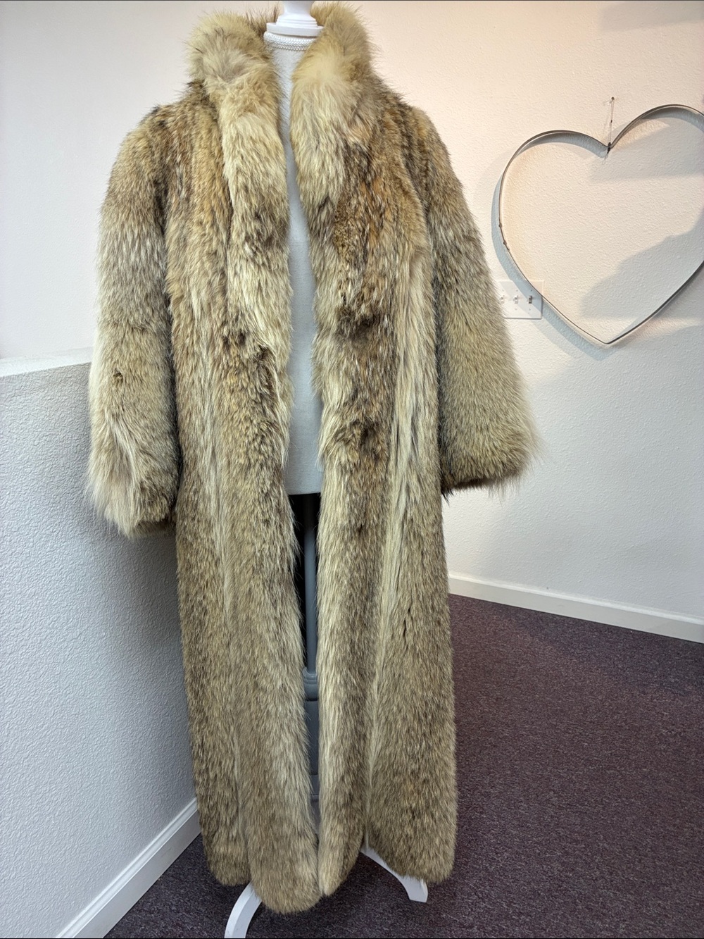 Luxurious Women’s Long Coyote Fur Coat Beige Size M/L